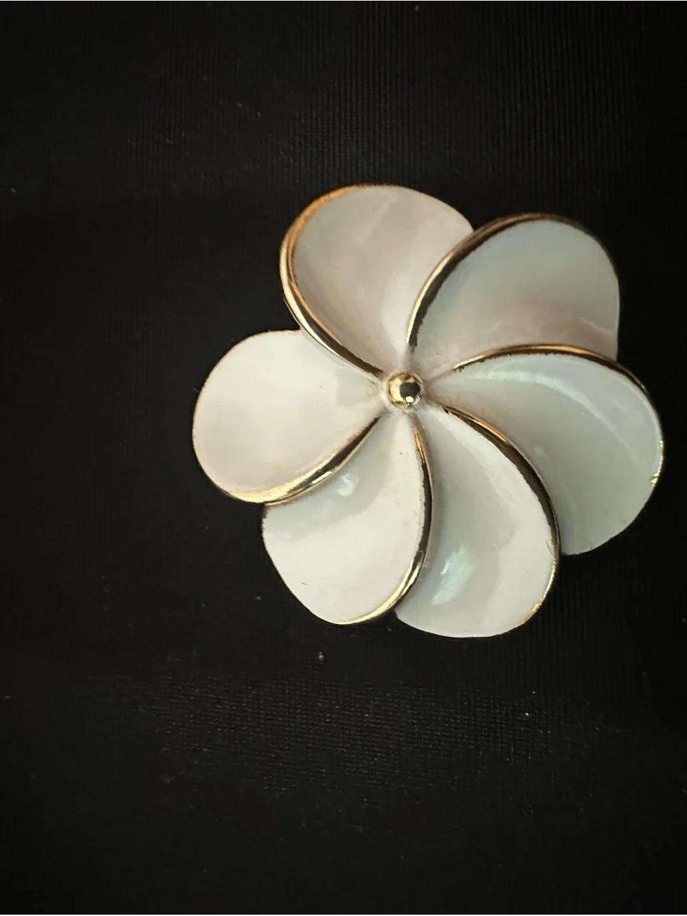 White Flower Enamel Pin Brooch with Gold Trim - Picture 1 of 1